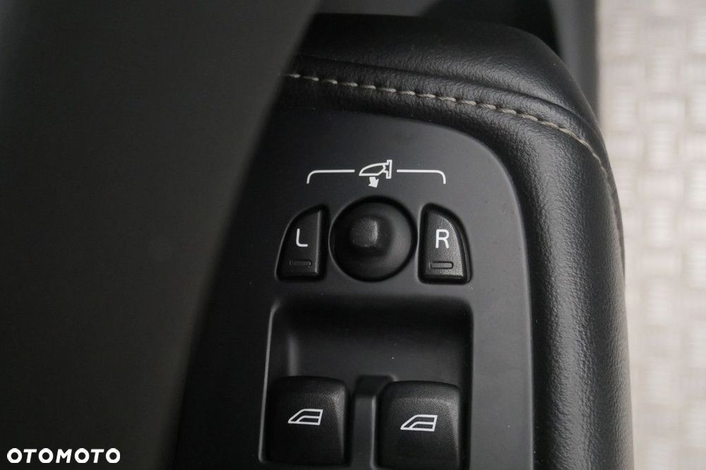 Volvo XC 60 B4 D AWD R-Design - 32