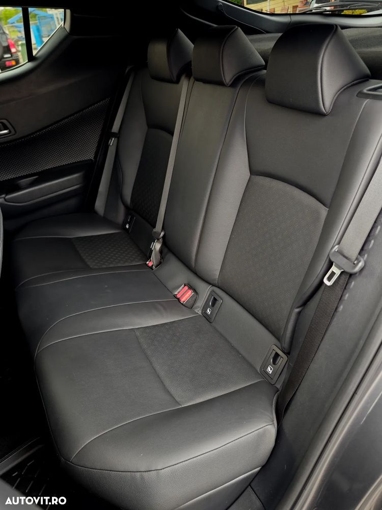 Toyota C-HR ver-1-8-hsd-122-cp-4x2-cvt-c--ult-style-bi--tone - 7