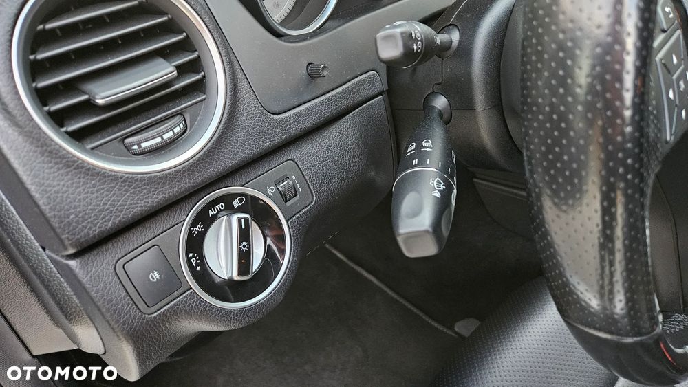 Mercedes-Benz Klasa C 180 CGI BlueEff - 17