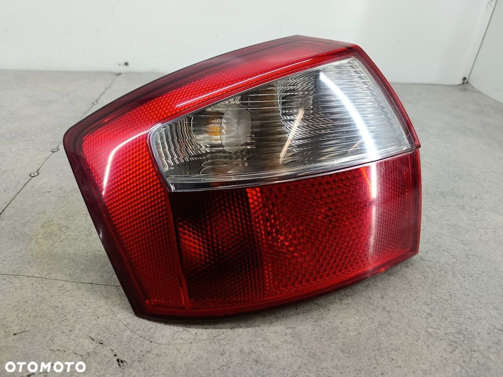 LAMPA TYLNA LEWA AUDI A4 B6 8E0945095 SEDAN - 4