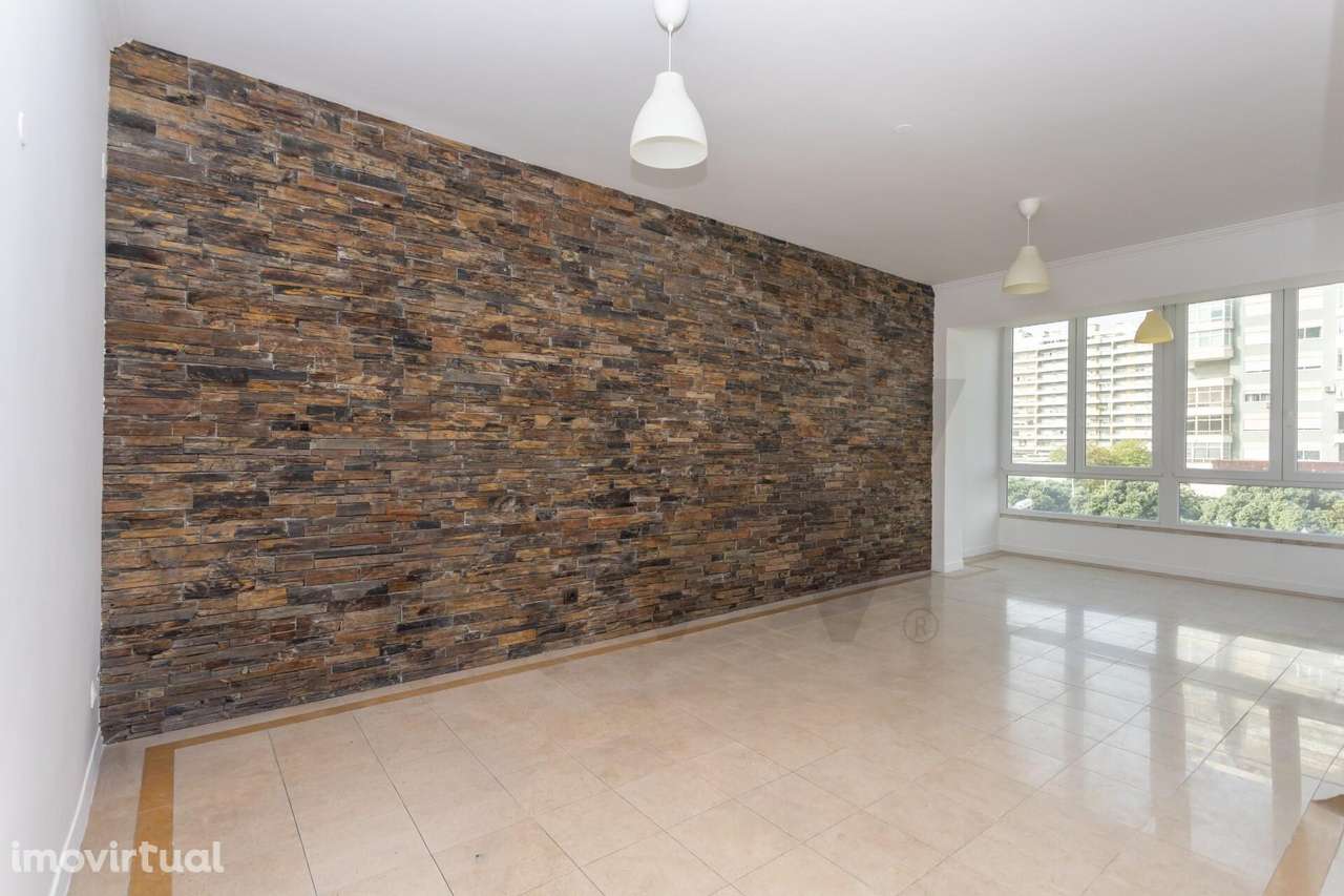 Apartamento T4 na Praça São João Baptista — no centro de Almada - Grande imagem: 4/35