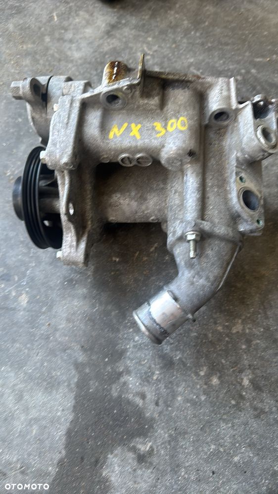 Pompa wody Lexus NX300 2.5 - 1