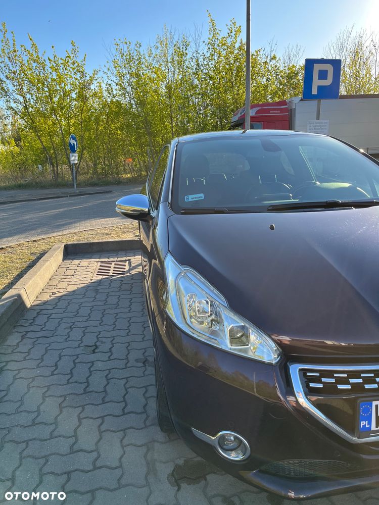 Peugeot 208 - 8