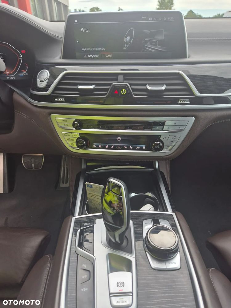 BMW Seria 7 750Li xDrive - 24