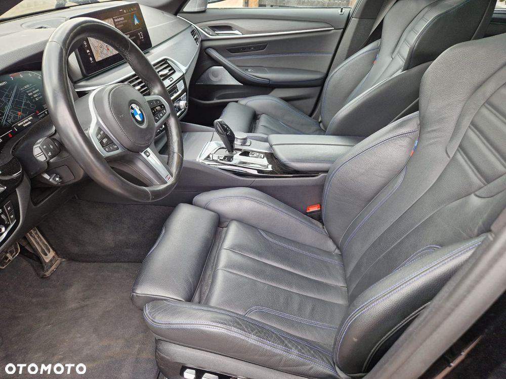 BMW Seria 5 M550i xDrive sport - 10