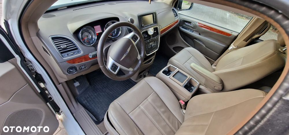 Chrysler Town & Country 3.6 Limited - 12