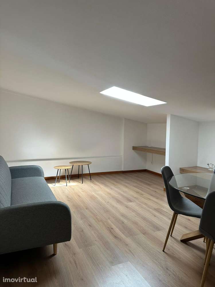 Arrenda-se T1 remodelado (águas furtadas) Excelente localização - Grande imagem: 5/16