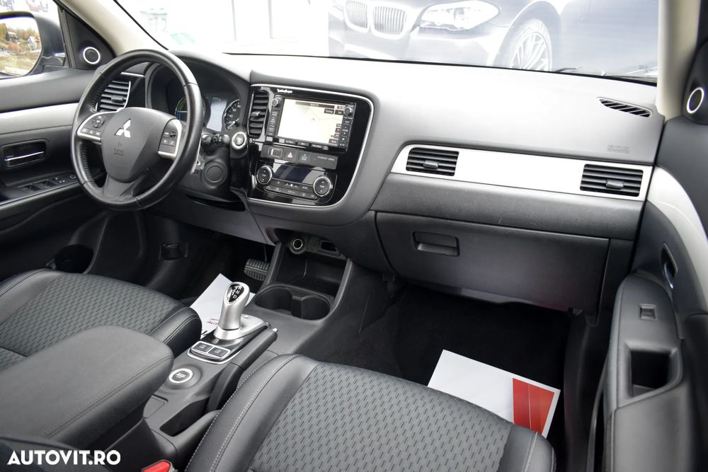 Mitsubishi Outlander 2.0 4WD Plug-In Hybrid Top - 9