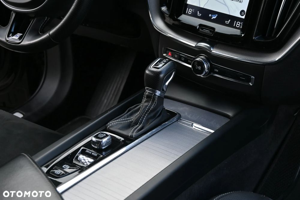 Volvo XC 60 D5 SCR AWD R-Design - 28