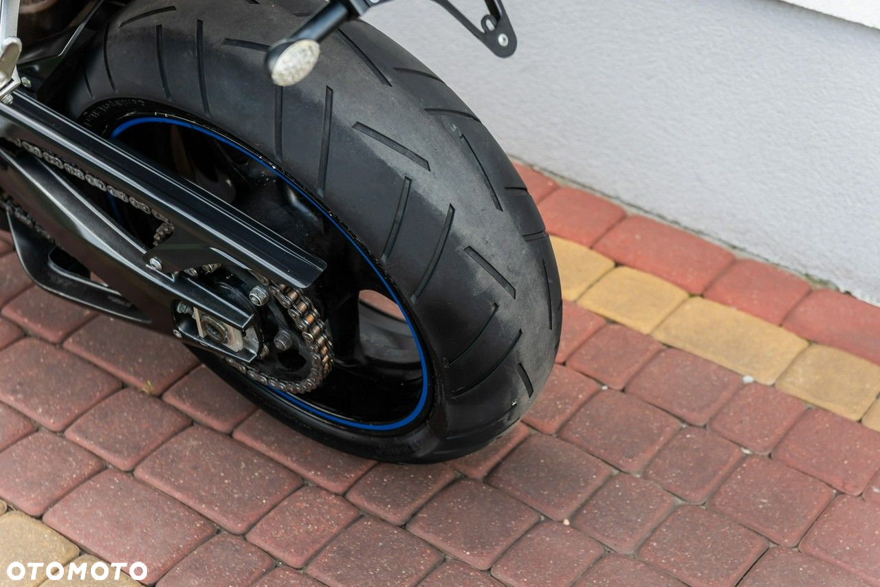Yamaha R1 - 8