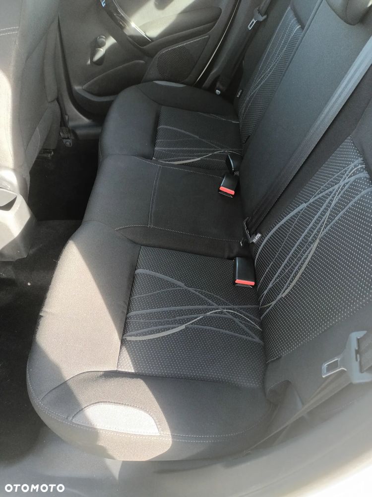 Peugeot 208 - 8
