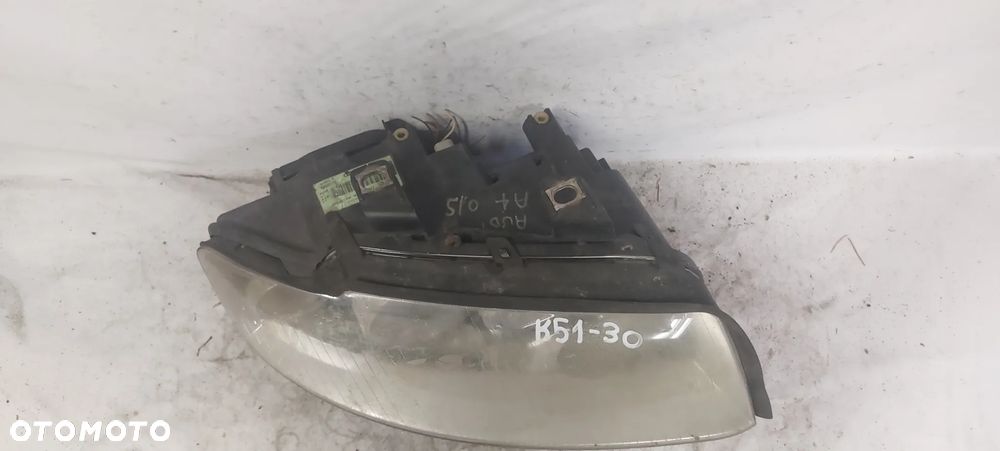 .  PRZOD PRZEDNIA LAMPA PRAWA AUDI A4 B6 - 2