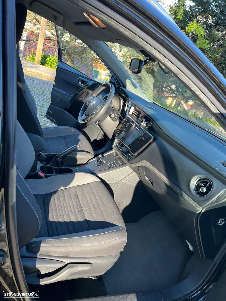 Toyota Auris Touring Sports 1.8 HSD Comfort - 10