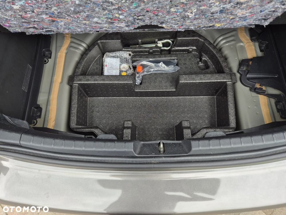 Toyota Yaris Hybrid 100 Business Edition - 16