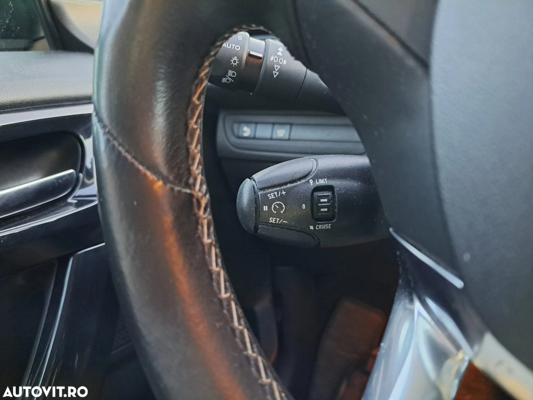 Peugeot 208 1.2 L PureTech Turbo Allure - 25
