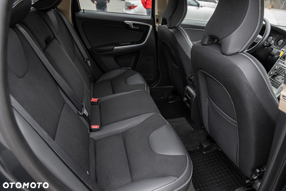 Volvo XC 60 2.4D AWD RDesign - 26