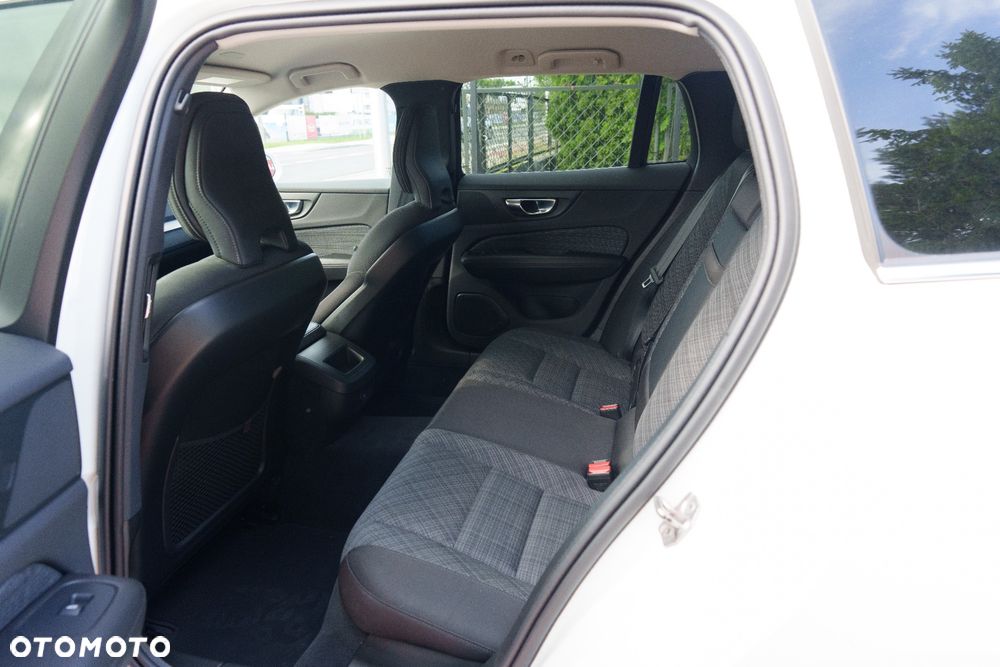 Volvo V60 B3 B DKG Momentum Pro - 11
