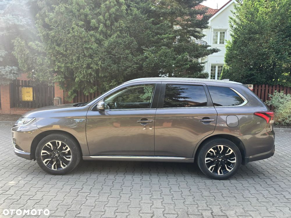 Mitsubishi Outlander - 2