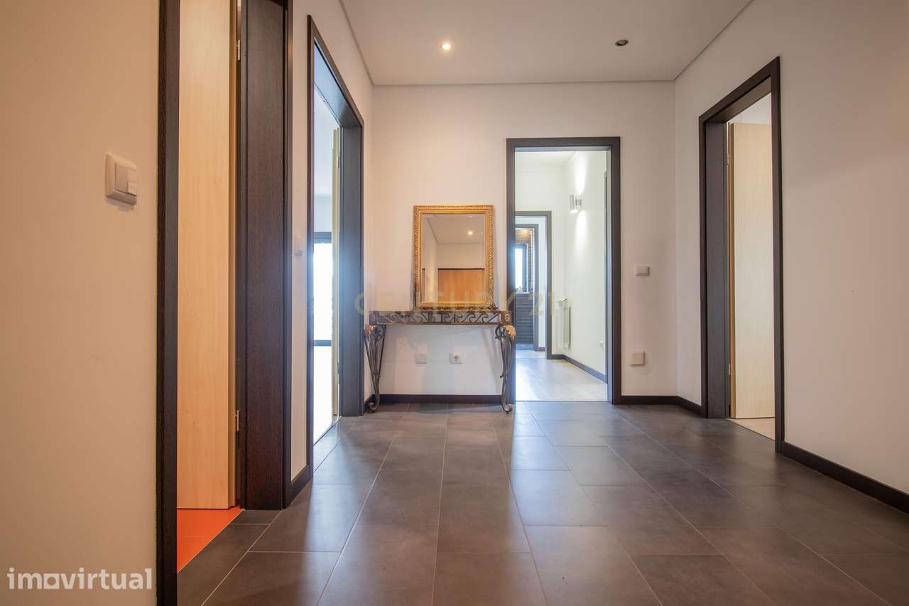 Apartamento T3 c/ 2 Varandas, Garagem Dupla e Terraço com Sala de Even - Grande imagem: 2/32