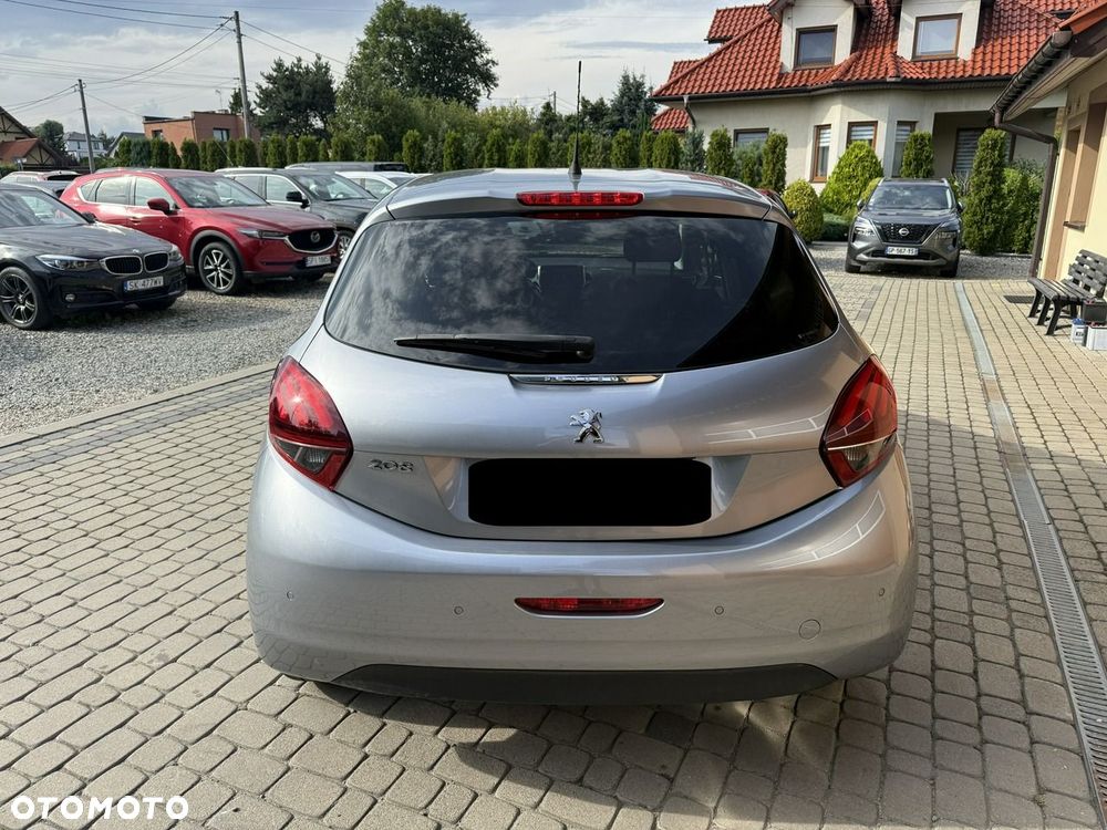 Peugeot 208 - 8