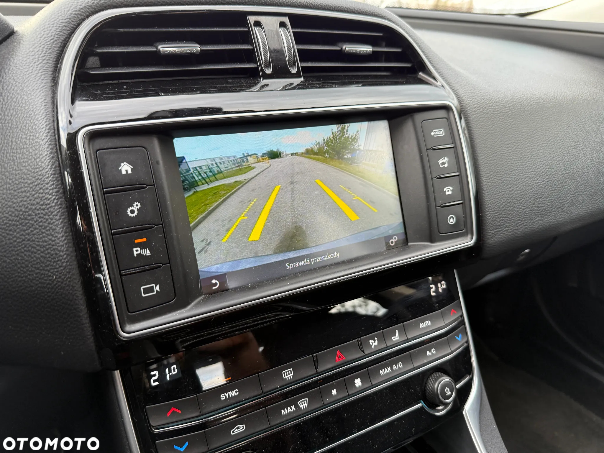 Jaguar XE - 22