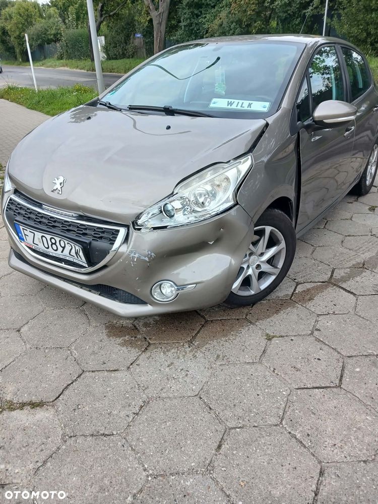 Peugeot 208 - 1