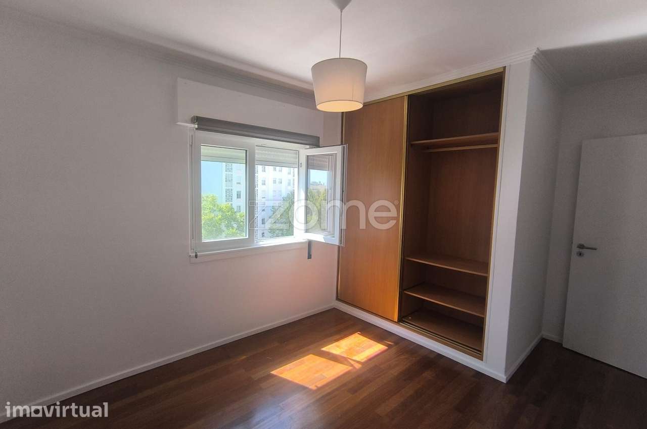 T3 Renovado c/ Suite | Santo António dos Cavaleiros - Grande imagem: 4/16