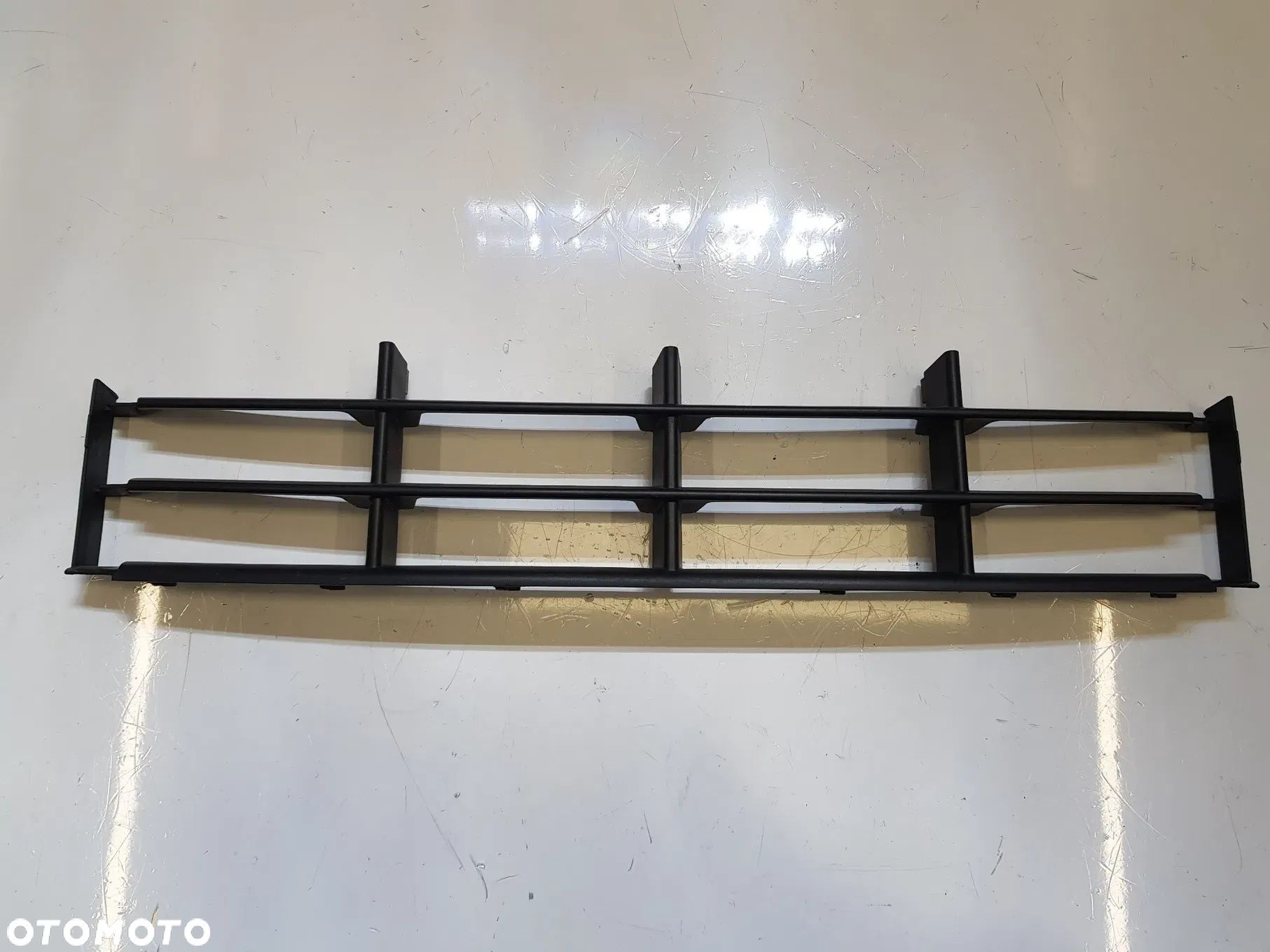 KRATKA ŚRODKOWA ZDERZAKA PRZEDNIEGO SKODA FABIA II ROOMSTER LIFT 5J0853677A - 1