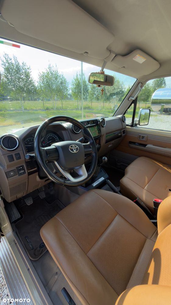 Toyota Land Cruiser - 17