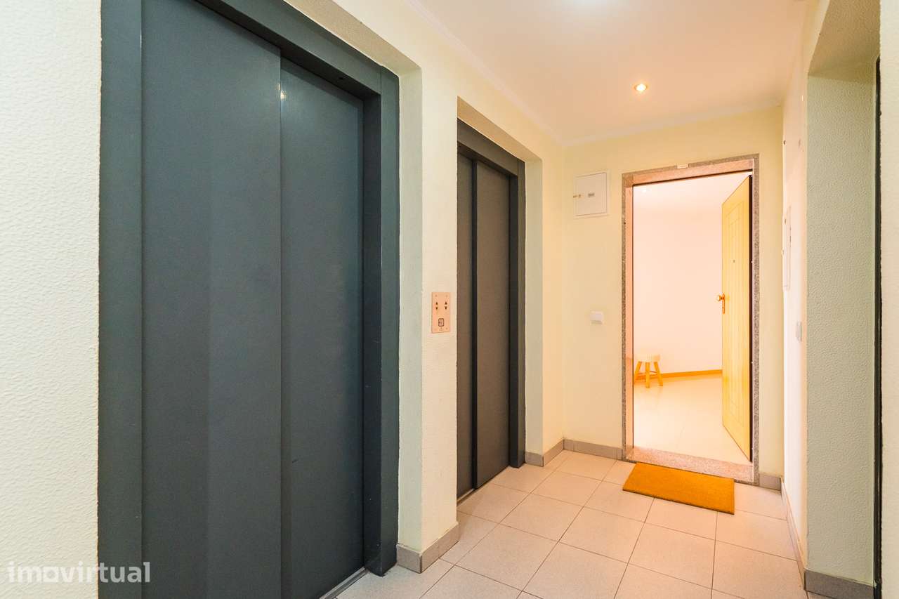 Apartamento T2 na Quinta do Conde com areas de 136m2 - Grande imagem: 2/57