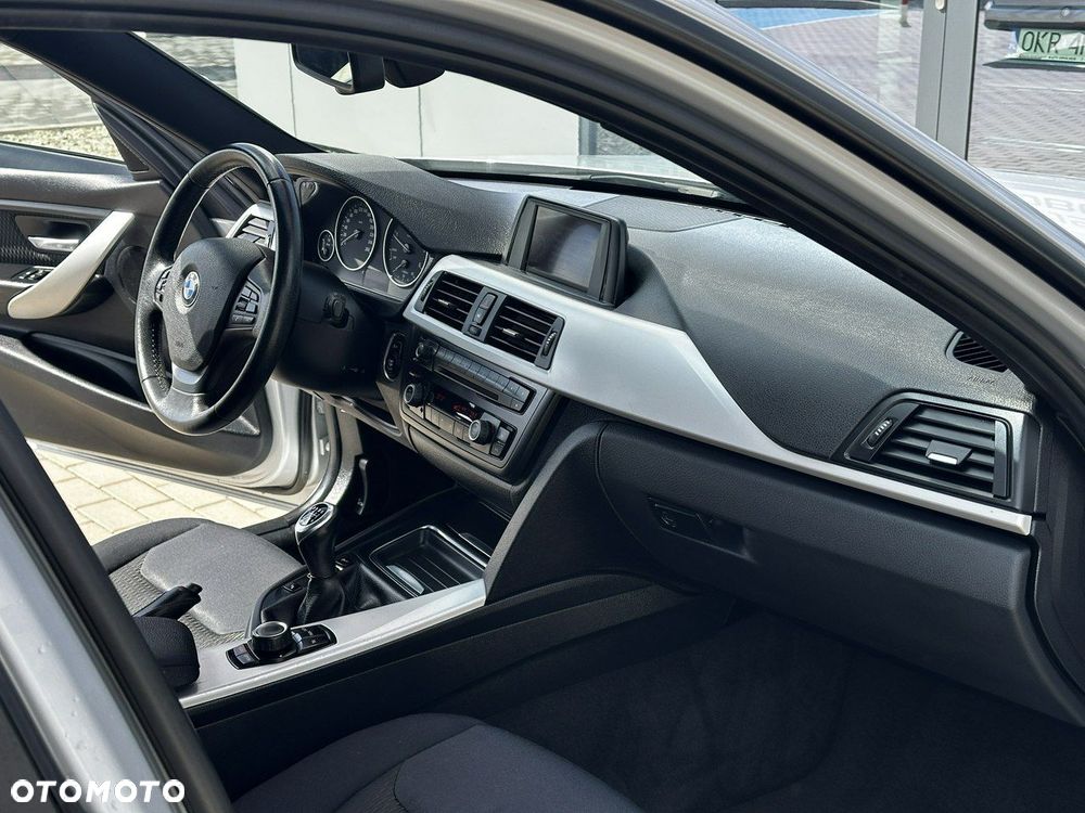 BMW Seria 3 320d DPF Touring - 18