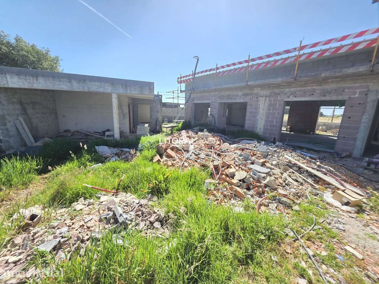 Moradia T3 Térrea com Piscina - Isolada - Grande imagem: 2/25