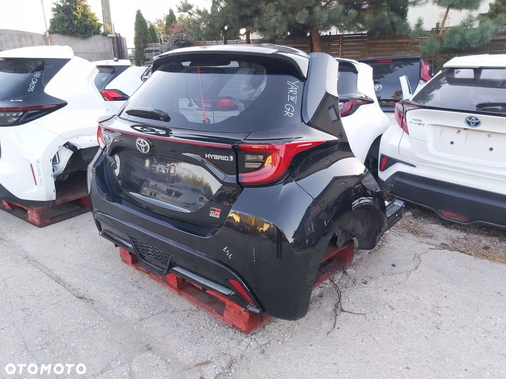 Toyota Yaris IV kompletny tył pas tylny klapa błotnik zderzak GR - 2