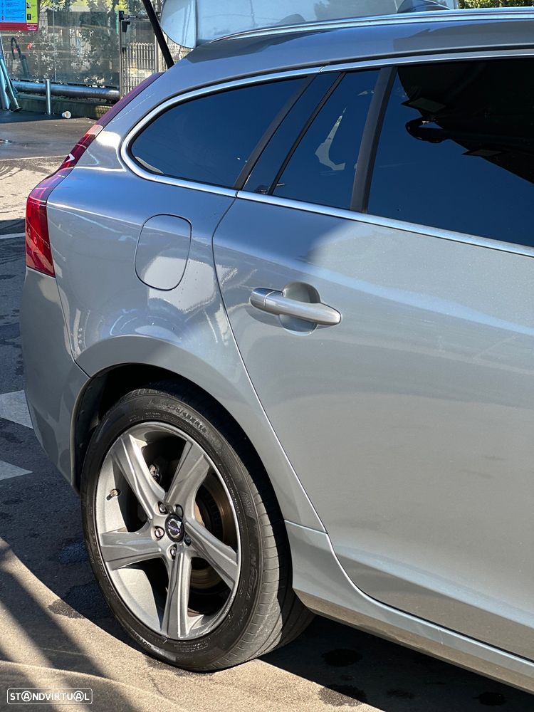 Volvo V60 2.4 D6 R-Design AWD Phev - 4
