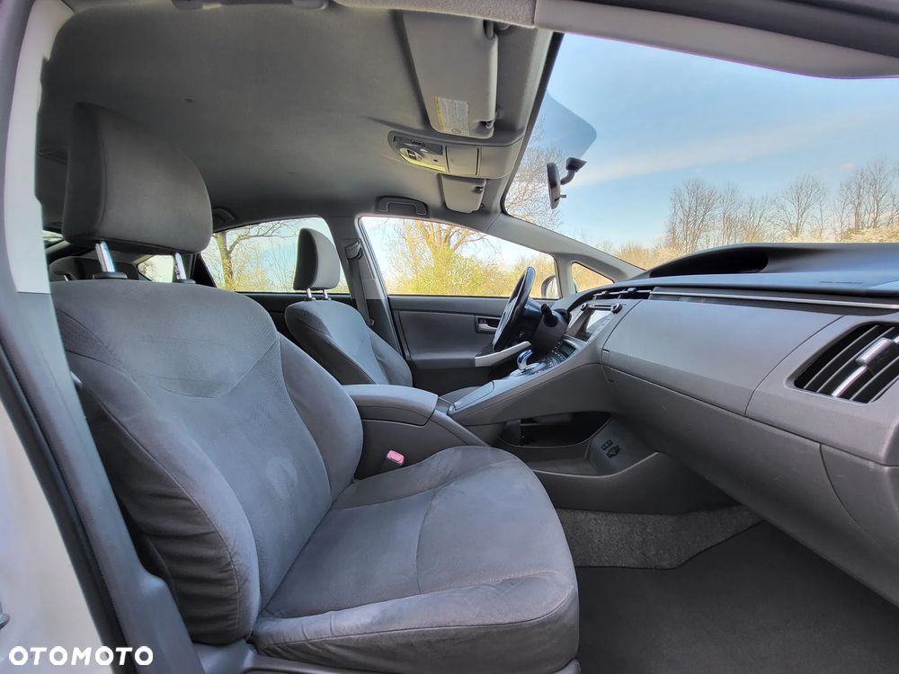 Toyota Prius (Hybrid) - 17