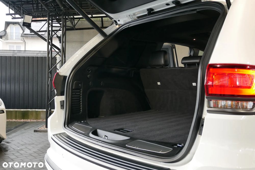 Jeep Grand Cherokee - 32