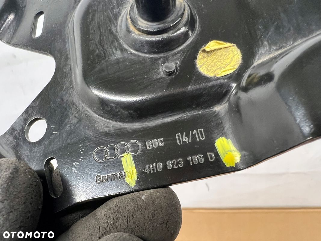 Audi A8 D4 mocowanie maski 4H0823186D - 3