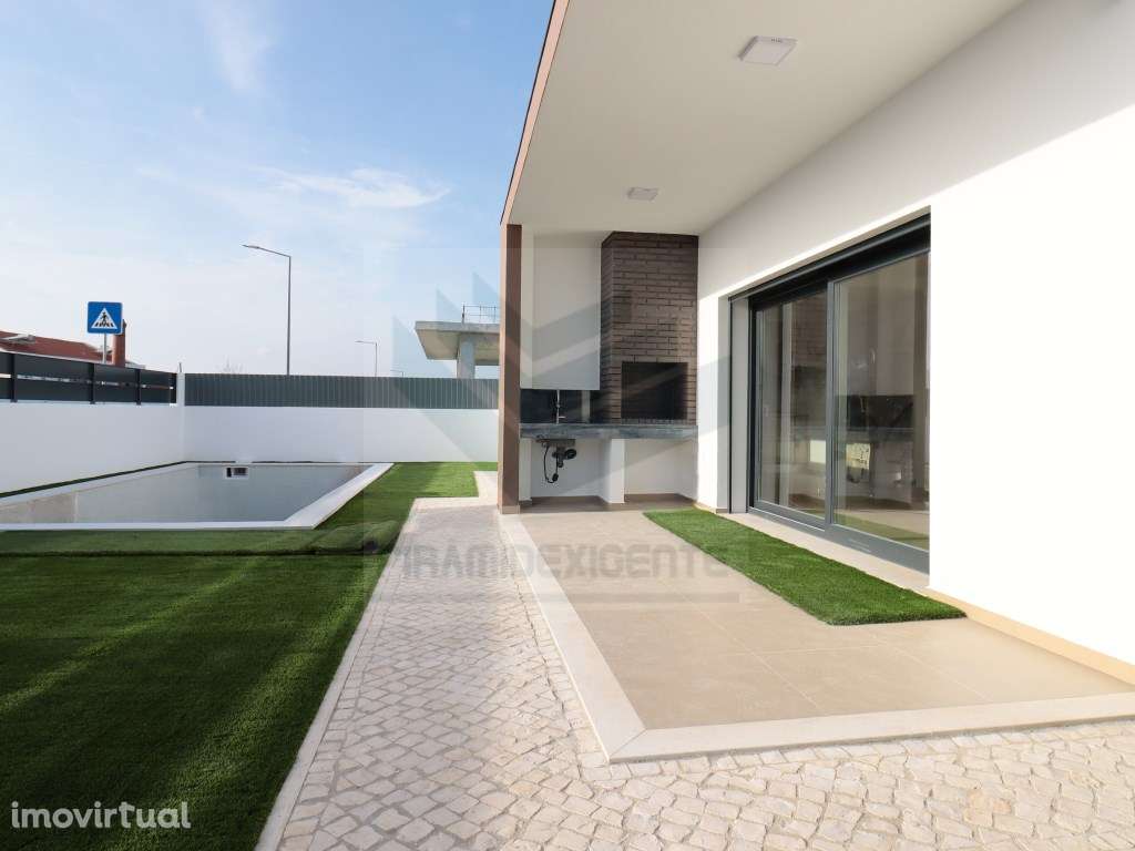 Moradia Isolada, Nova, 3 Suítes, Piscina, Perto de Tudo! - Grande imagem: 2/36