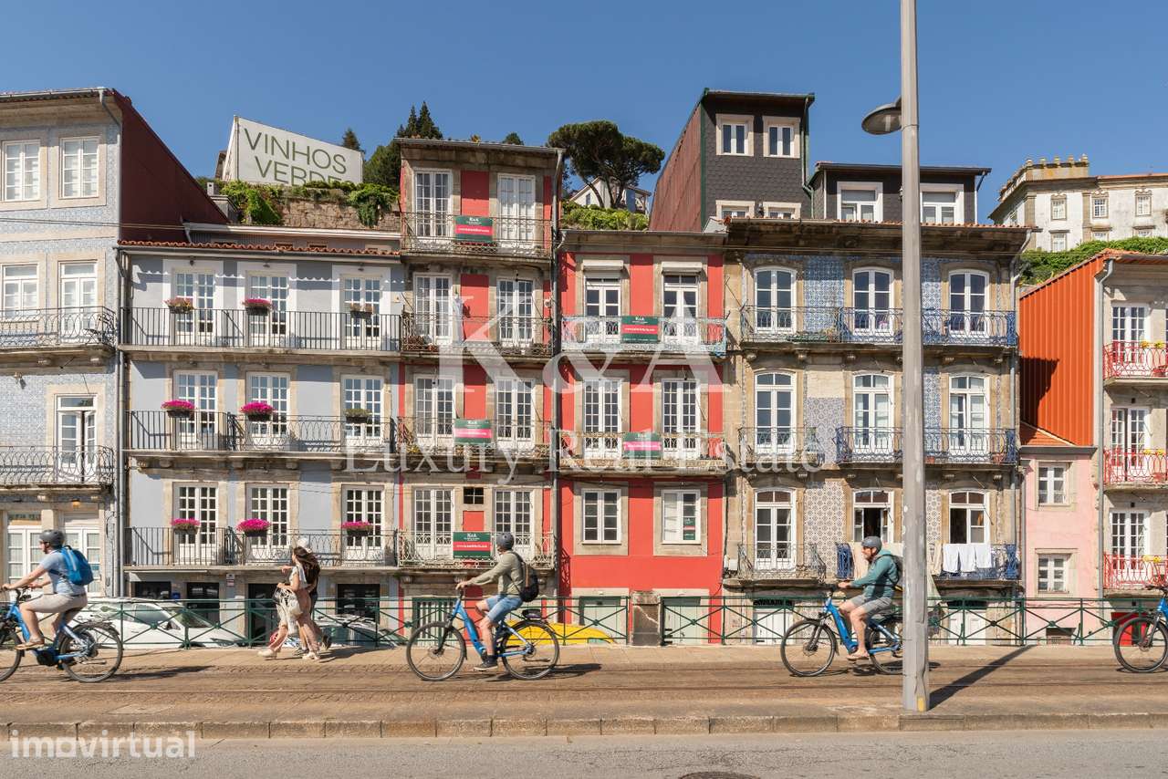 Dois prédios contíguos na zona histórica do Porto, com vistas diretas - Grande imagem: 3/6