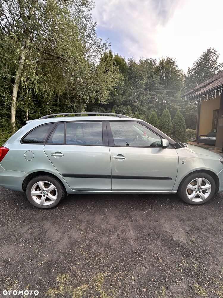 Skoda Fabia 2011 photo 3