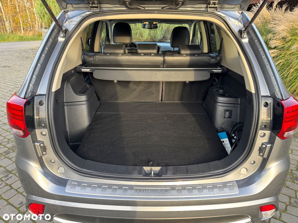 Mitsubishi Outlander 2.0 4WD Plug-In Hybrid Top - 13