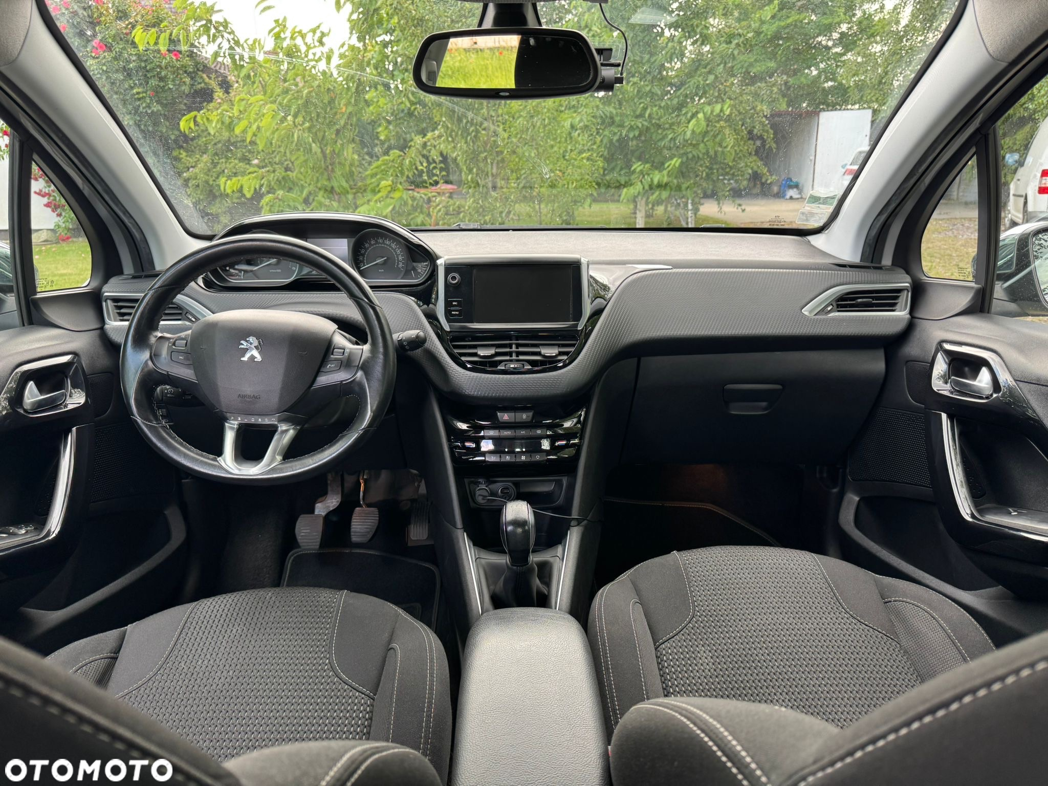 Peugeot 208 - 8