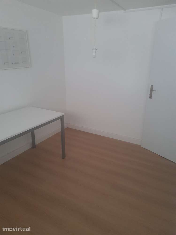 Arrenda-se pequeno escritório ou gabinete de estética em Mem Martins - Grande imagem: 3/3