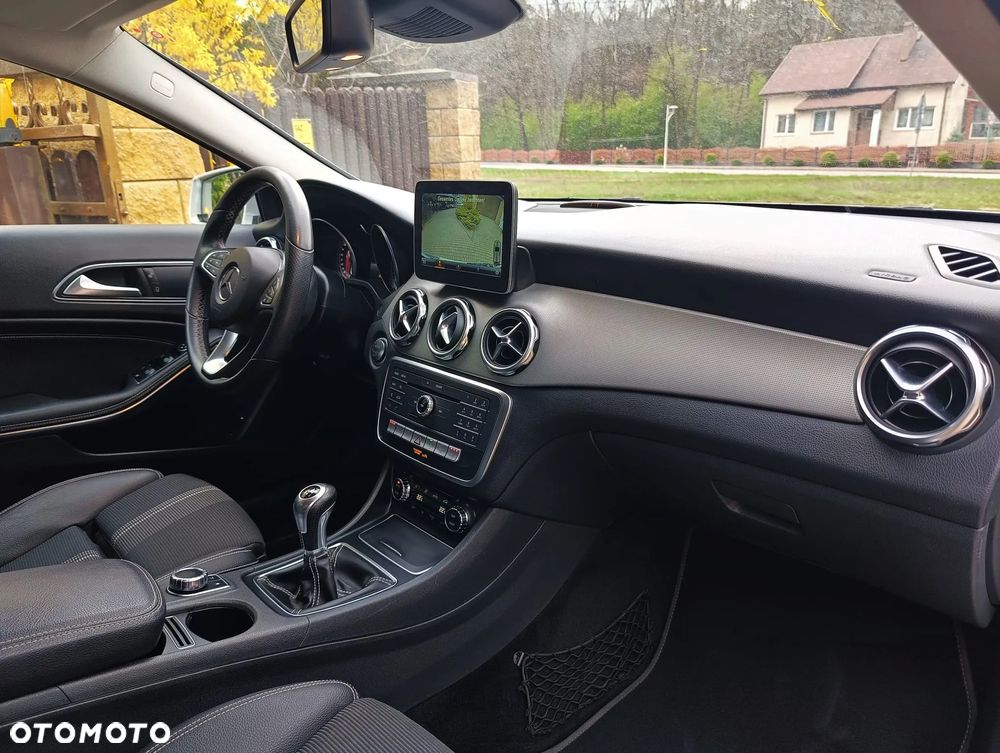 Mercedes-Benz GLA 180 Urban - 11