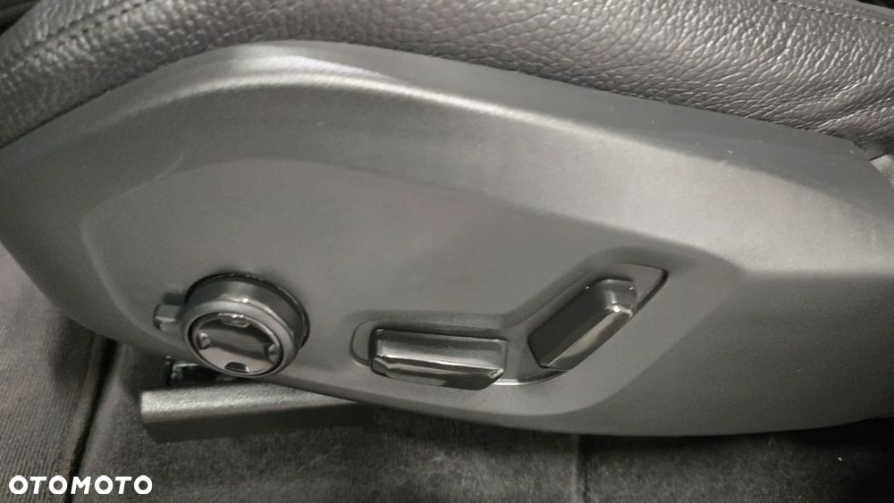 Volvo XC 60 B4 D Plus Dark - 18