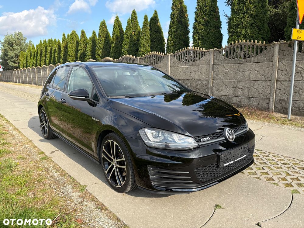Volkswagen Golf - 1