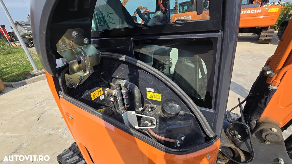 Hitachi ZX26U-6. 2025, 220 ore, Masa operationala 2,8 tone, adancime sapare 3m, CUPLA RAPIDA+CUPA INGUSTA+CUPA LATA+CUPA TALUZ, inst  picion pe brate, senile 95% ok,. rotire in gabarit, produs JAPONIAposibilitate leasing 4 ani, CA NOU-PROMOTIE 32.500 EUR+Tva - 17