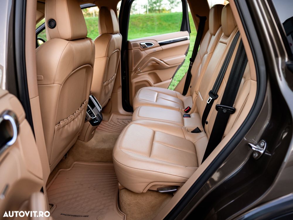 Porsche Cayenne 3.0 L V6 - 8