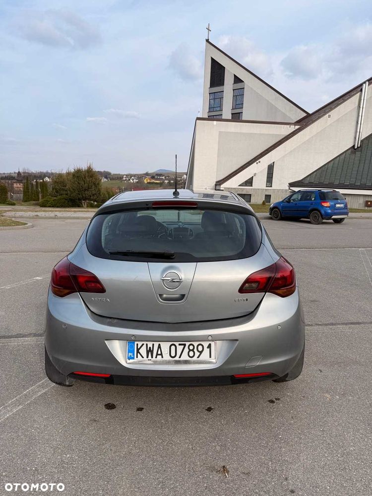 Opel Astra 2010 photo 4