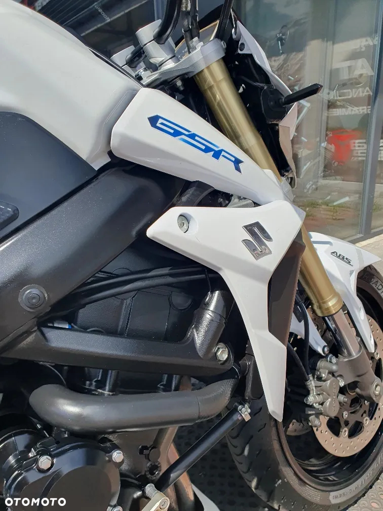 Suzuki GSR - 22